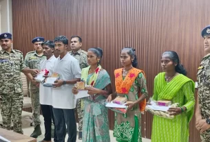 Mkg 5 Naxal Surrendeer1
