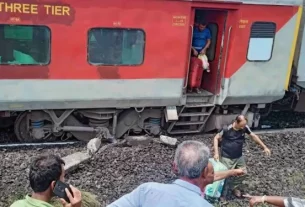 Express Train Derails 750x375 1