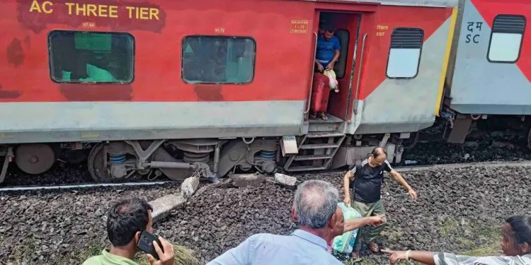 Express Train Derails 750x375 1